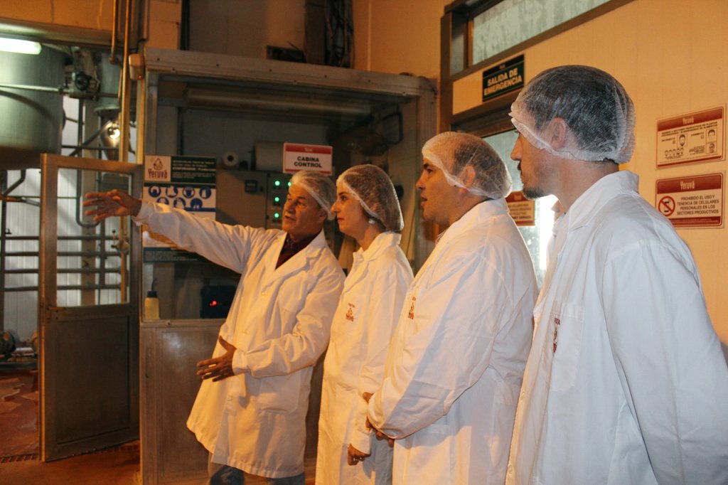 erica_hynes's tweet photo. En #Esperanza visitamos la empresa #Yeruva que recibió un subsidio del Ministerio de @CienciaSantaFe para trabajar con científicos del #INGAR y sumar nanotecnología a sus procesos de purificación de plasma animal, un producto muy usado en la
industria. https://t.co/UjMrS1Ung9