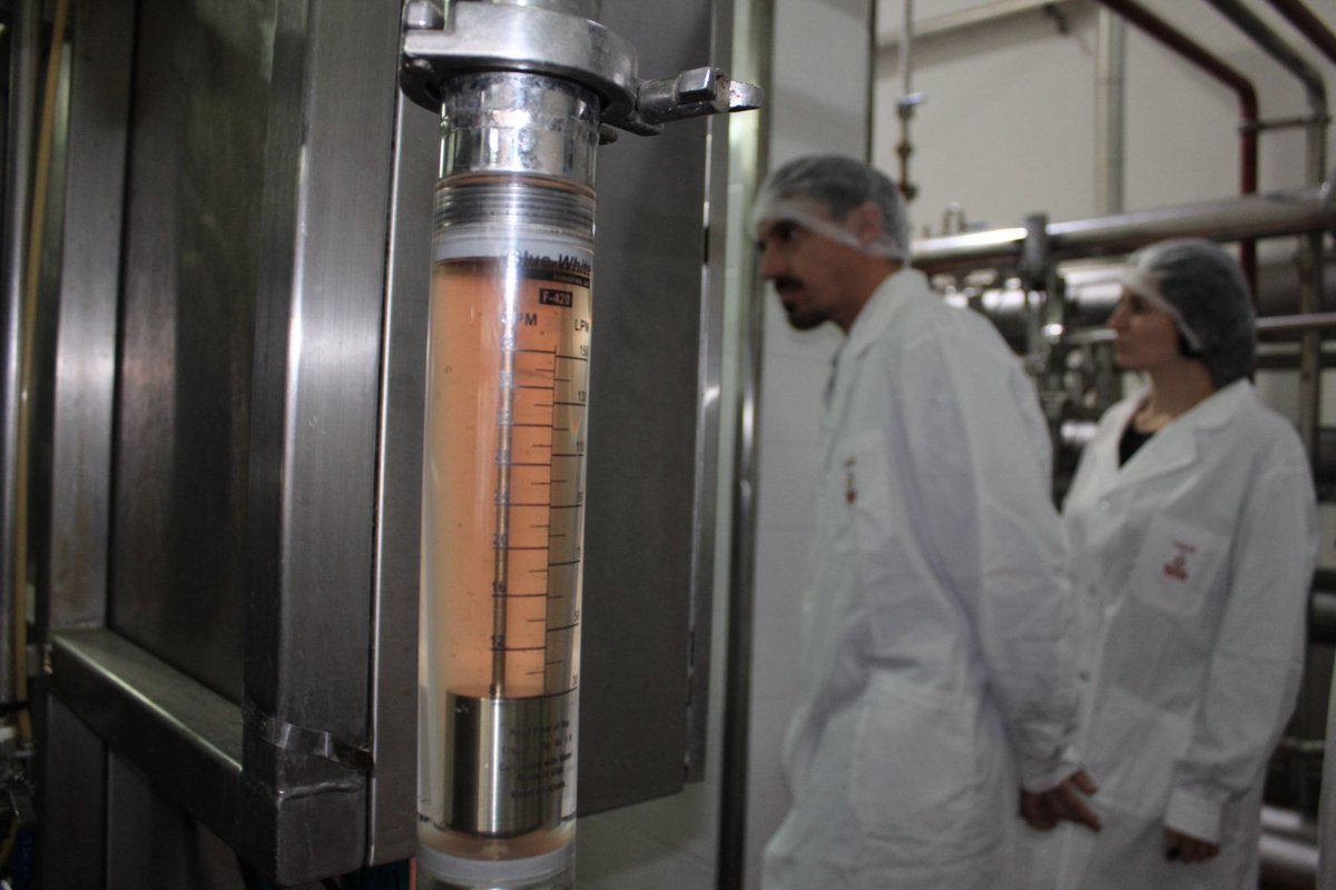 erica_hynes's tweet photo. En #Esperanza visitamos la empresa #Yeruva que recibió un subsidio del Ministerio de @CienciaSantaFe para trabajar con científicos del #INGAR y sumar nanotecnología a sus procesos de purificación de plasma animal, un producto muy usado en la
industria. https://t.co/UjMrS1Ung9