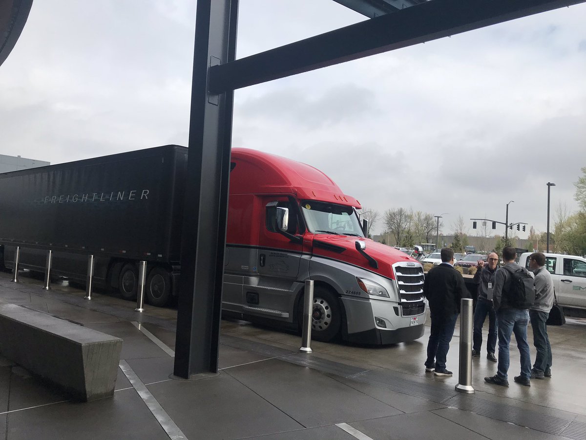 Commit2Safety's tweet image. Carl Trabant, Director of Safety, Stability &amp;amp; Powernet at Daimler Trucks North America discussing with @torcrobotics our latest DA5.0 suite.