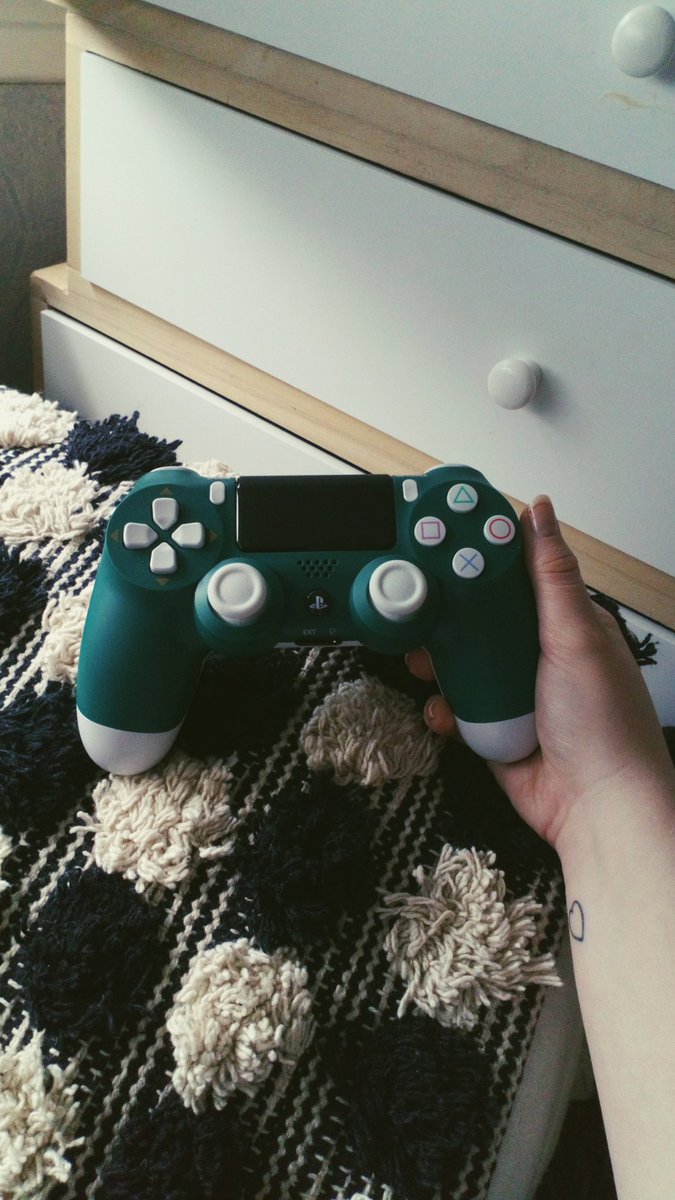 loves_burzek's tweet image. Alpine Green controller 🌲

#alpinegreen #dualshock4 #PS4 #manette #gameuse #geekgirl #geekette