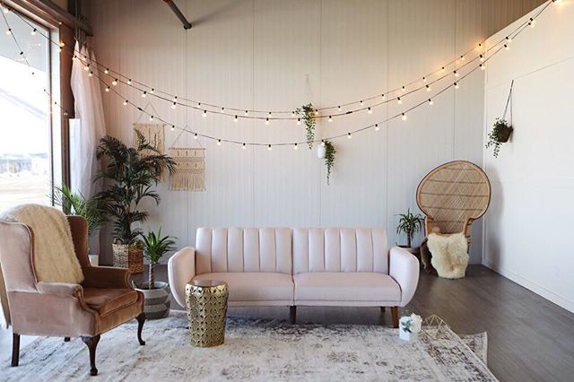 Meet @thestudiostalbert! Isn’t she pretty? We are so excited to host our plant lady workshop in this beautiful space on April 24. Will we see you there?! 🌿❤️🙋🏻‍♀️🙋🏼‍♀️ Also, we’re curious... which is your seat of choice -- are you a pink couch or peacock… bit.ly/2Ixsnn0