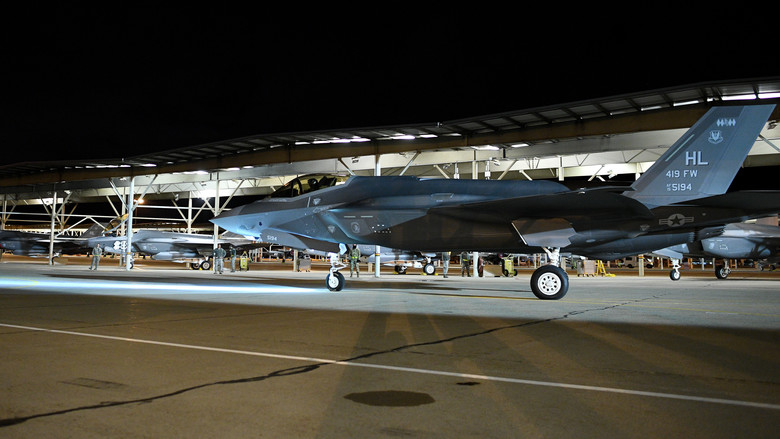USN_Submariner's tweet photo. F-35A Lightning II's have arrived in the Middle East for the first time (first CENTCOM deployment)
Air Force 419th Fighter Wing from Hill Air Force Base arrived yesterday at Al Dhafra Air Base, UAE for combat operations across the region
#AirForce #10AF #419FW https://t.co/ePCQosgWKN