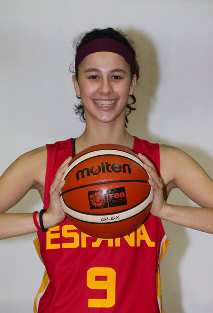 ASRBasketAlmeda's tweet photo. Concentració amb @BaloncestoESP #U16F per la Clàudia abans de la #F4juniorBQ
Contents de veure recollir fruits i crèixer dia a dia a una jugadora #adnAlmeda
#modelAlmeda https://t.co/ilFgfHvI4y