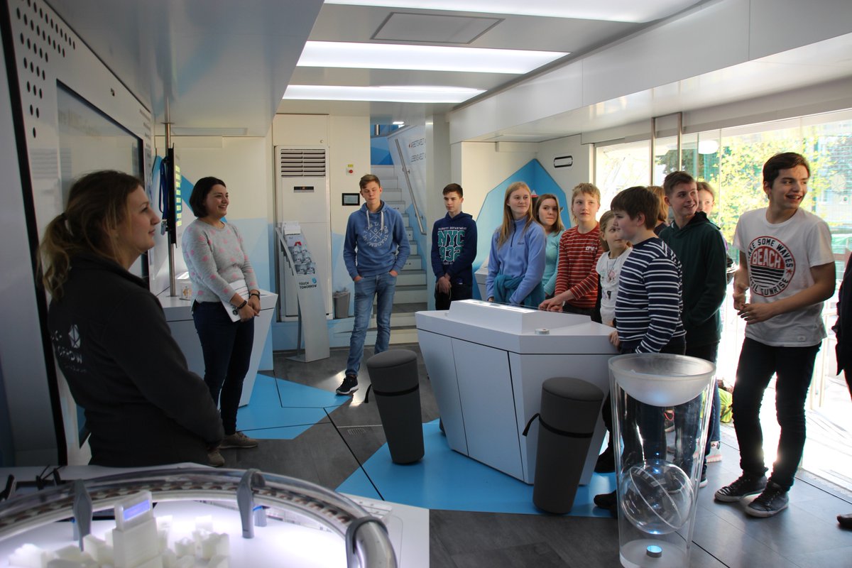 LangeNacht_DD's tweet photo. Unsere 🎓 #JUNIORDOKTOR|EN haben gestern den #TouchTomorrow-Truck besucht und konnten sich hier informieren, welche Berufe man erlernen sollte, wenn man zum Beispiel smarte Kleidung designen oder Künstliche Intelligenz entwickeln möchte. 🤓 https://t.co/MvNW7G1y19