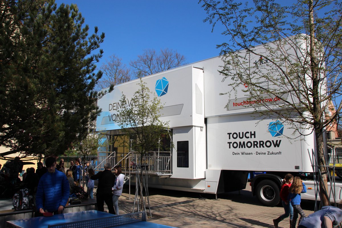 LangeNacht_DD's tweet photo. Unsere 🎓 #JUNIORDOKTOR|EN haben gestern den #TouchTomorrow-Truck besucht und konnten sich hier informieren, welche Berufe man erlernen sollte, wenn man zum Beispiel smarte Kleidung designen oder Künstliche Intelligenz entwickeln möchte. 🤓 https://t.co/MvNW7G1y19