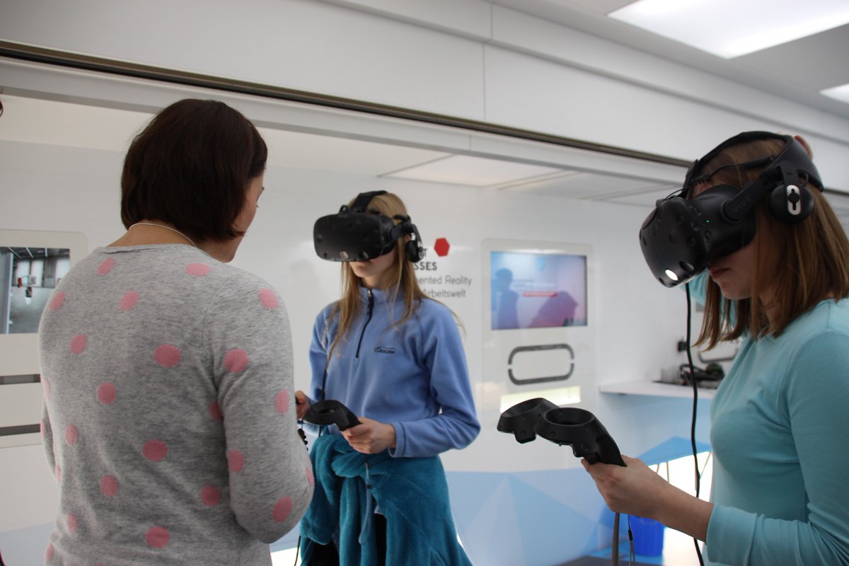 Unsere 🎓 #JUNIORDOKTOR|EN haben gestern den #TouchTomorrow-Truck besucht und konnten sich hier informieren, welche Berufe man erlernen sollte, wenn man zum Beispiel smarte Kleidung designen oder Künstliche Intelligenz entwickeln möchte. 🤓