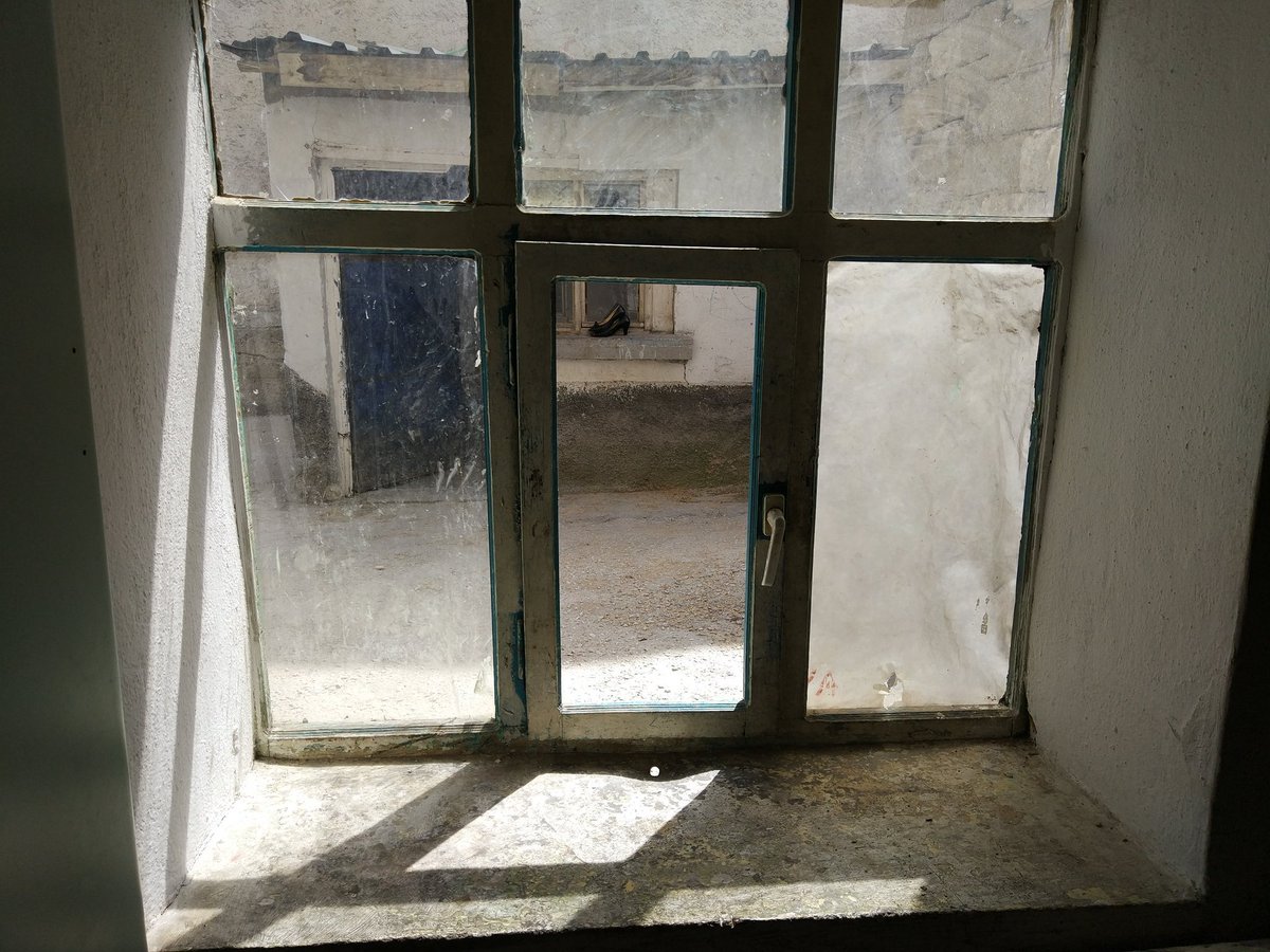 Ziyaret ettiğimiz bu ailenin acil yardıma ihtiyacı var. Baba Suriye'de, anne ve (1 tanesi 5 aylık) 4 çocuğu bu harabe evde yaşıyorlar. ACİLEN
➡️5 aylık çocuk için süt
➡️Elbise
➡️ Çamaşır makinesi
➡️Halı
➡️Pencere için cam gerekmekte.
Rabbim yardımcı olanlardan razı olsun