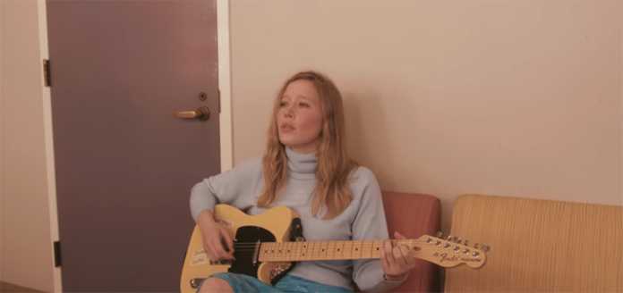 Under_Radar_Mag's tweet image. Australian singer/songwriter Julia Jacklin (@JuliaJacklin) released her sophomore album, "Crushing," in February via @Polyvinyl. Now she has shared an acoustic video where she performs the album’s “Comfort” backstage. #JuliaJacklin #Comfort #backstage undertheradarmag.com/news/julia_jac…