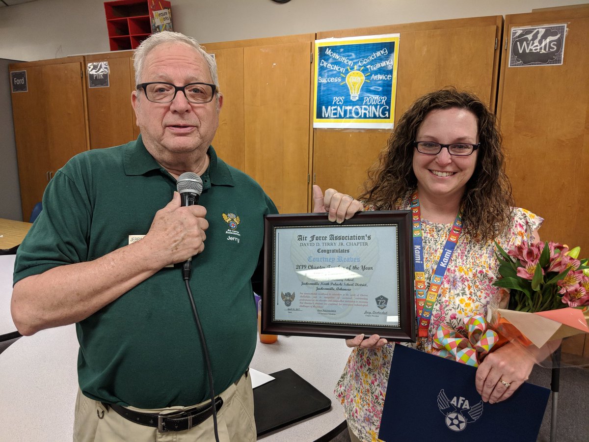 JNPSD1's tweet photo. Congratulations to @PinewoodTitans Media Specialist @CourtneyDawn77 for being named the 2019 Air Force Association's Teacher of the Year! #JNPTitans https://t.co/cG4j5pw0eX