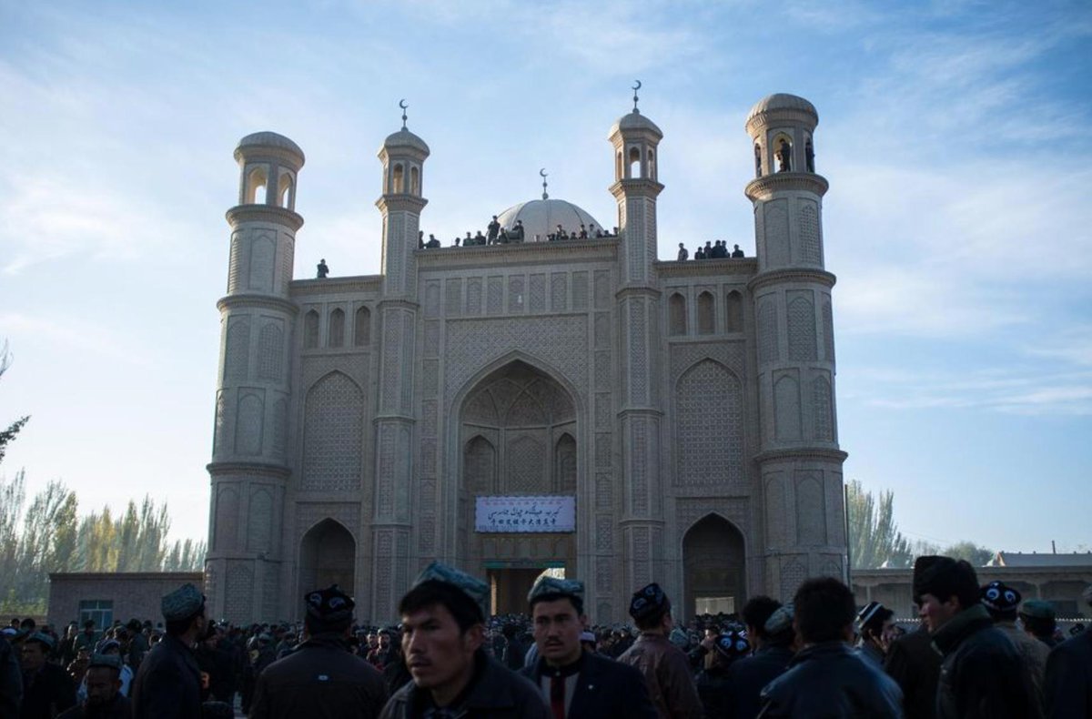 N_Henin's tweet photo. Maintenant que nous avons vu brûler #NotreDame, partageons la douleur des Ouïghours du Xinjiang face à la destruction de leurs mosquées.
Elles étaient aussi vieilles que Notre-Dame.
Sauf qu'elles, il n'en reste rien.
Et que ce n'était pas un accident mais l'oeuvre de bulldozers. https://t.co/FLQk1rQ48u