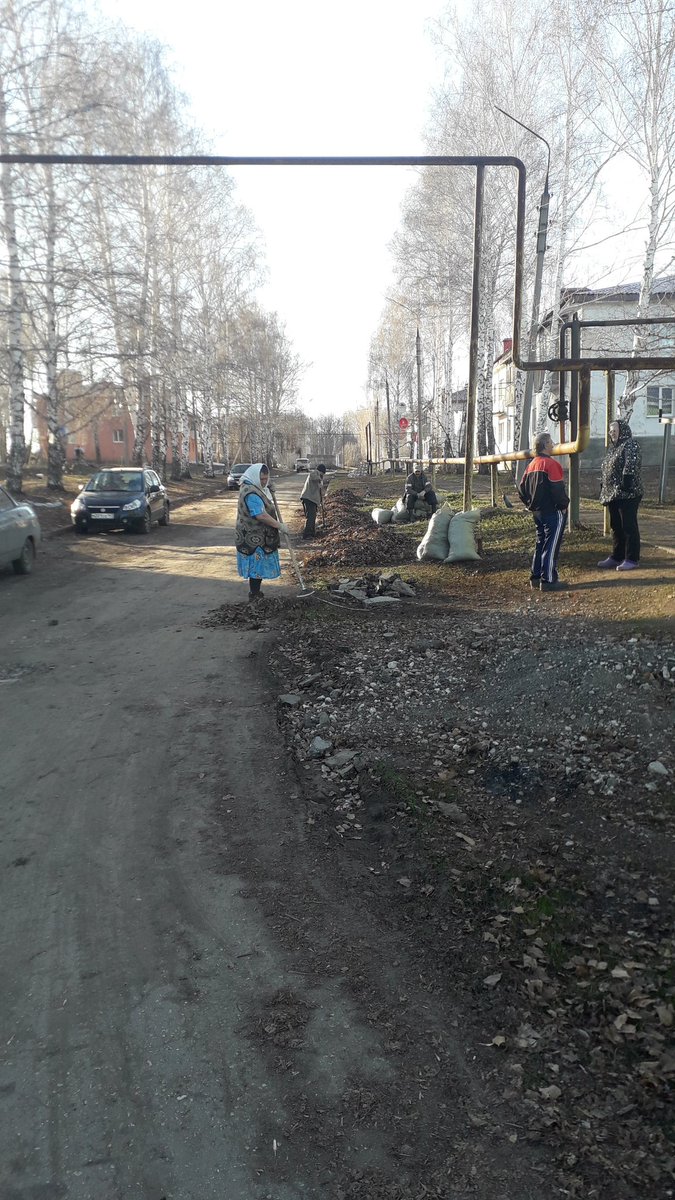 На территории сельского поселения Алакаевка начался весенний месячник по уборке территории села. Жители принимают активное участие.