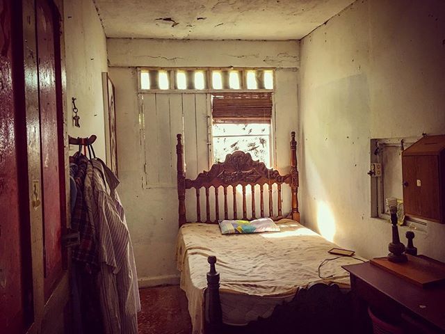 Andreskite's tweet photo. My bedroom. 
We lived there, everything still the same since I slept there last time. 
I used to sleep there when I was very young, 23 years ago I think... A pesar de todo mi familia siempre hizo cosas buenas por mi. 
There is tough times but if there is… https://t.co/NXSguxo6xG https://t.co/YJhq1wyzvG