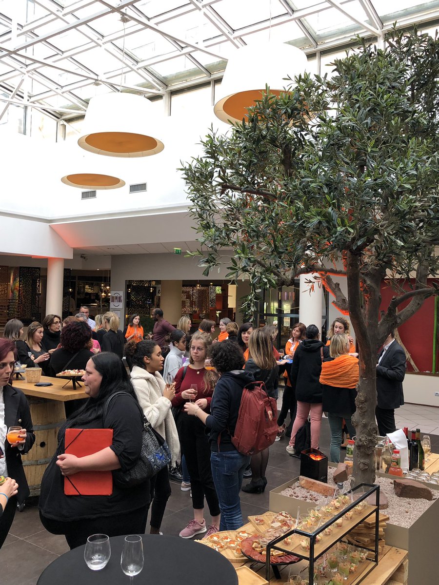 Déjà de nombreuses femmes sont présentes ce soir pour échanger avec les salariées <a href="/Orange/">Orange</a> sur les différents parcours professionnels proposés dans le Groupe.
#LesRencontresNumériquesPourElles
<a href="/orangejobs_fr/">Orange Jobs</a>