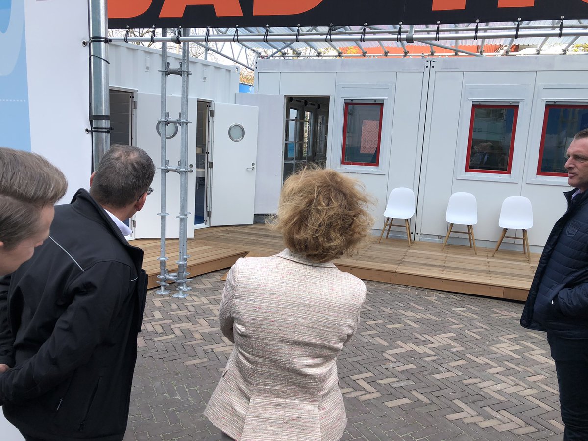Vandaag met Tinka van Rood het startschot gegeven voor renovatie en isolatie van bijna 400 woningen aan de   PJ Oudplein in #zwijndrecht .  Mooi project van <a href="/Trivire/">Trivire</a> #goedbezig #samenmetbewoners