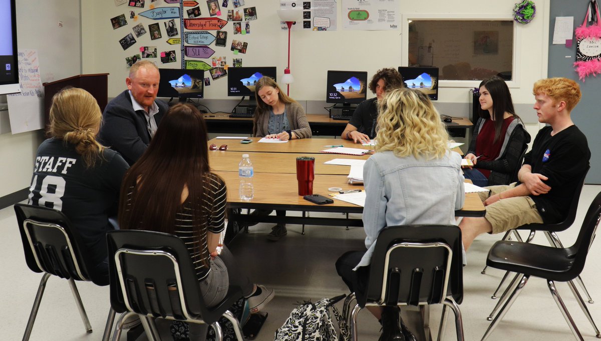 TheGrizzlyGrowl's tweet photo. Newspaper met with the second candidate for School Board Position 6. Thank you Dr. Matt Fuller for taking the time to answer so many questions. #studentsinpolitics #futurepoliticalcorrespondents https://t.co/XgfgMDRgUB