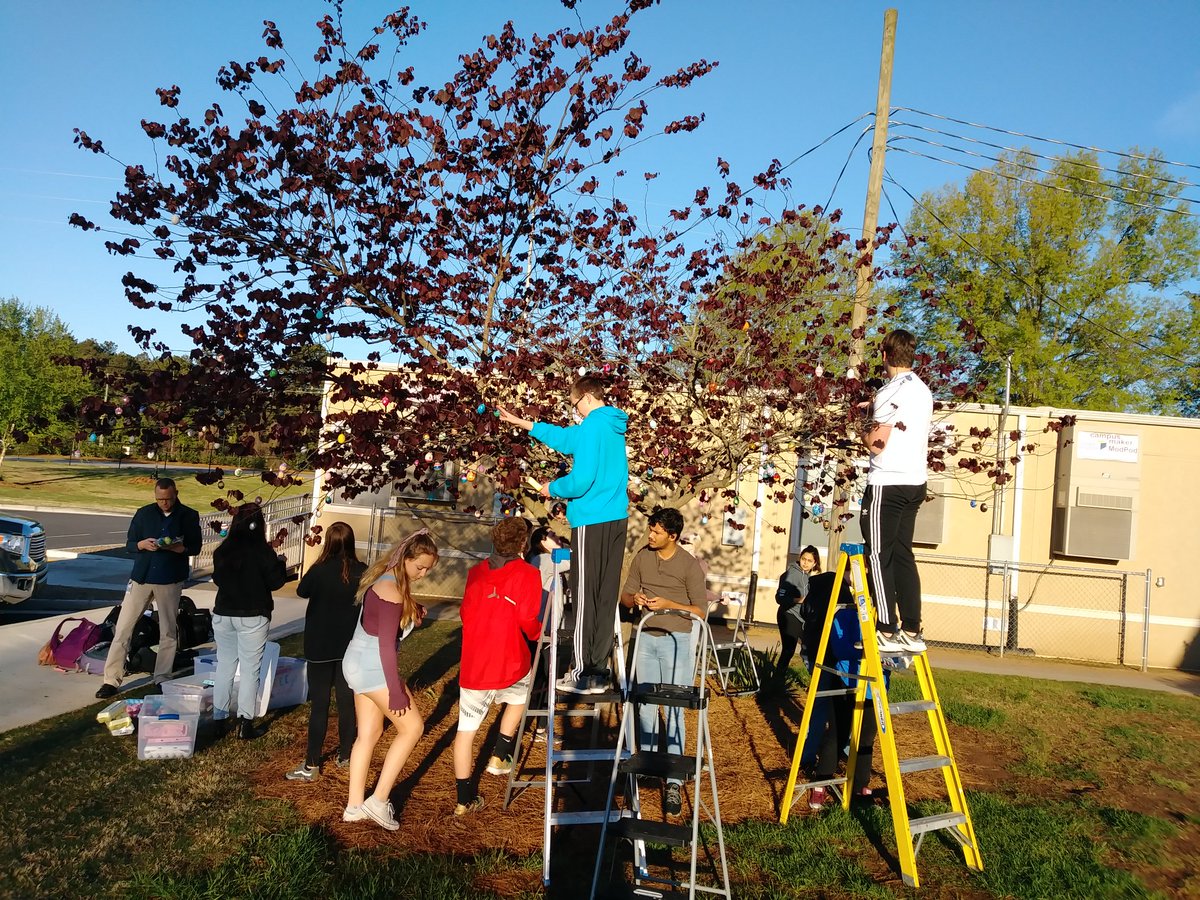 FrauLegall's tweet photo. Tree of Life (Osterbaum) at South Forsyth High School. @SouthMosaic @SouthForsythHS https://t.co/7eqL5GoPIc