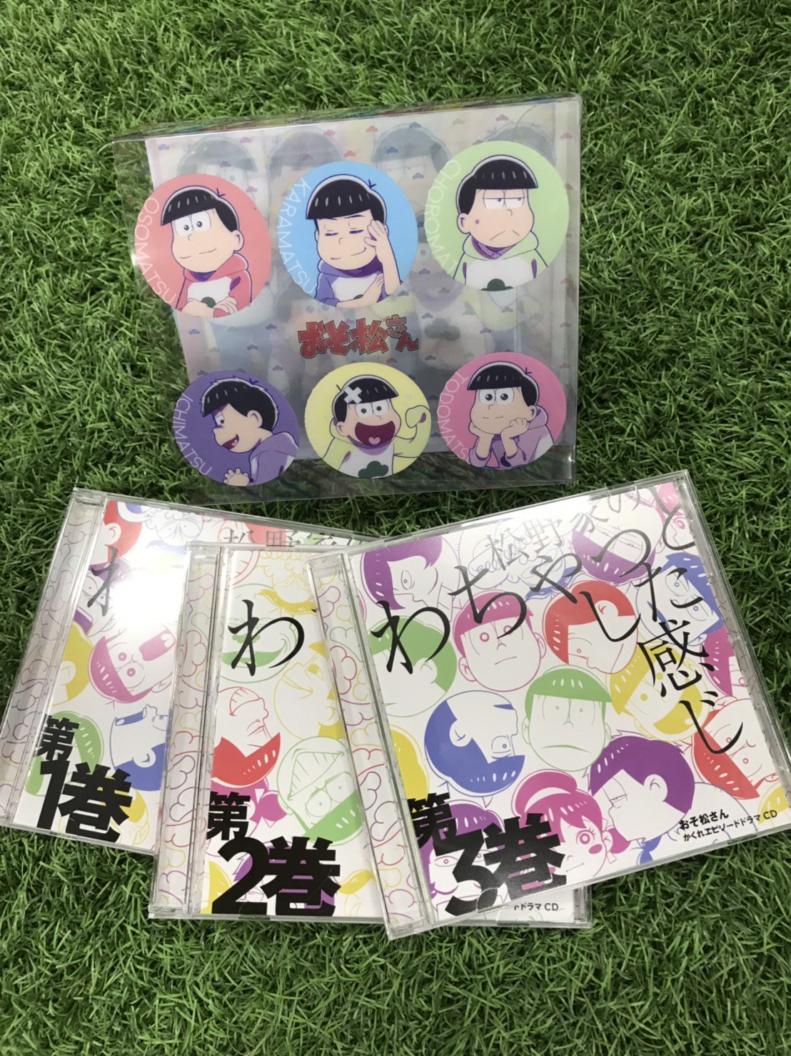 おそ松さん 公式アカウント 本日発売 おそ松さん かくれエピソードcd 松野家のわちゃっとした感じ 第3巻 チョロ松一松戦争 お惣菜コーナーにて ほか 脚本 松原秀氏書きおろしストーリー 1 3巻の全巻購入特典の 描き下ろし全巻収納box