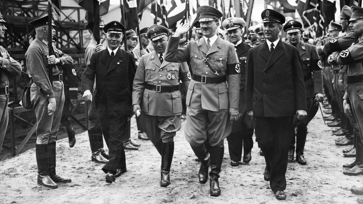 Сколько лет было гитлеру в 1945. Сколько лет было гитлеру в 1945. Адольф гитлер 1944 в цвете. Адольф гитлер. Гитлер и шернер.