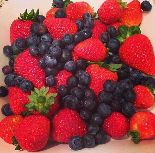 KitchenSprout's tweet photo. I’m in full dress 👗 rehearsal for the weekend! Practice always makes perfect👌🏻
#EasterHolyWeek🙏🏻#LongWeekendVibes😎 #TipsyTuesday #SpringInTheSix #HomemadeSangria #FreshFruit #RedWine #Prosecco #Strawberries #Oranges #Blueberries #GoodTimes #CheersFromToronto🍊🍓🍷🍾🍊🍓🍷🍾 https://t.co/dMW93uDnIH
