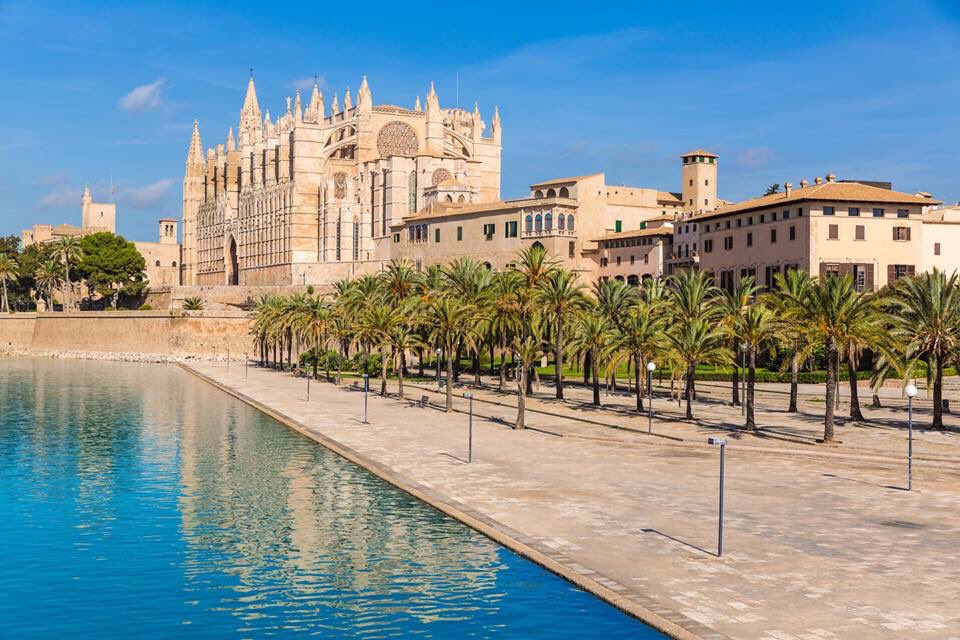 AzureEscapesUK's tweet photo. 17nt Transatlantic to Miami was £1699 NOW fr just £1199!
Message for further information!

Departs 21st November 2019
14nt full-board repositional cruise aboard the Norwegian Star 
✈️ Includes return flight 
1nt Barcelona 2nt Miami https://t.co/qCukOSllnC