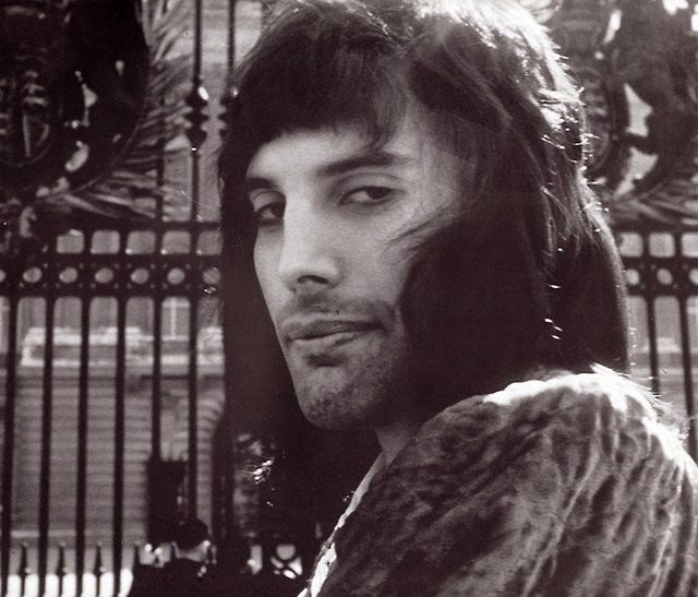 mercurysarchive's tweet photo. A Freddie Mercury solo photo session outside Buckingham Palace and in Regents Park in London in 1974, by Joseph Stevens. @OIQFC #FreddieMercury https://t.co/MYTy8ekcjN
