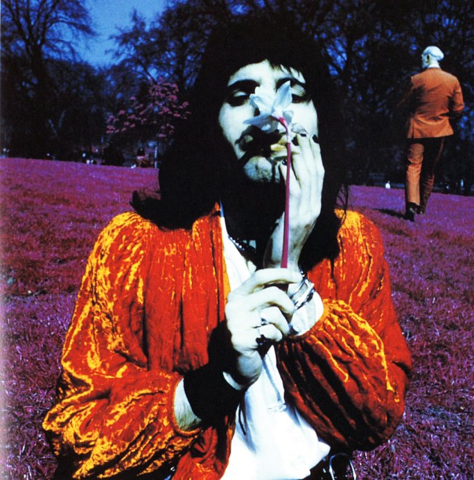 mercurysarchive's tweet photo. A Freddie Mercury solo photo session outside Buckingham Palace and in Regents Park in London in 1974, by Joseph Stevens. @OIQFC #FreddieMercury https://t.co/MYTy8ekcjN