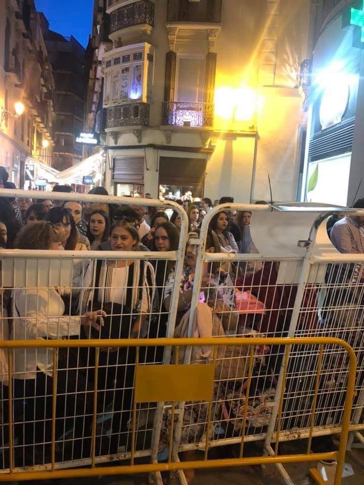 AscoMalaga's tweet photo. ¿No tienes medios económicos para comprarte un abono de silla para toda la Semana Santa ? Pues la opción de @pacodelatorrep es que ponga a tus hijos emparedados detrás de estas vallas peligrosas ante una avalancha, pero no molesten a los malagueños y extranjeros con sillas https://t.co/6Gsrn2jBBW