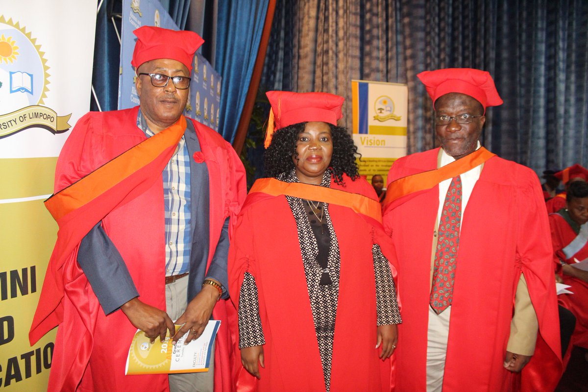 ULvarsity's tweet photo. Hungwe Vimbai graduate Doctor of Philosophy Discipline: English Studies
Thesis: "The effectiveness of using Translanguaging in collaborative learning to enhance reading comprehension in first year university students."
Supervisor: Dr RV McCabe #UlAutumnGrad2019 #ProudlyULGrad https://t.co/mH4wzDgQdC