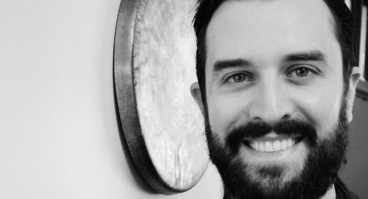 FussyLibrarian's tweet photo. Author Brandon Zenner (@SlapstickII)'s fiction should come with a warning: that it's bound to get into your head. https://t.co/jJHjVXB6ro #authorQA https://t.co/YAYZyPJikb
