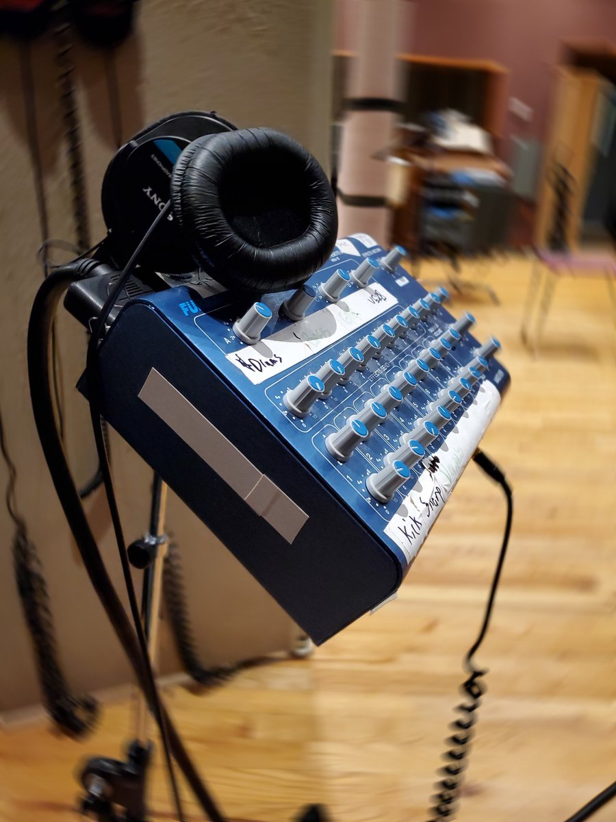 PoetsandWolves's tweet image. RazzleDazzle from last night.
#PoetsandWolves
#PrettyLittleMess