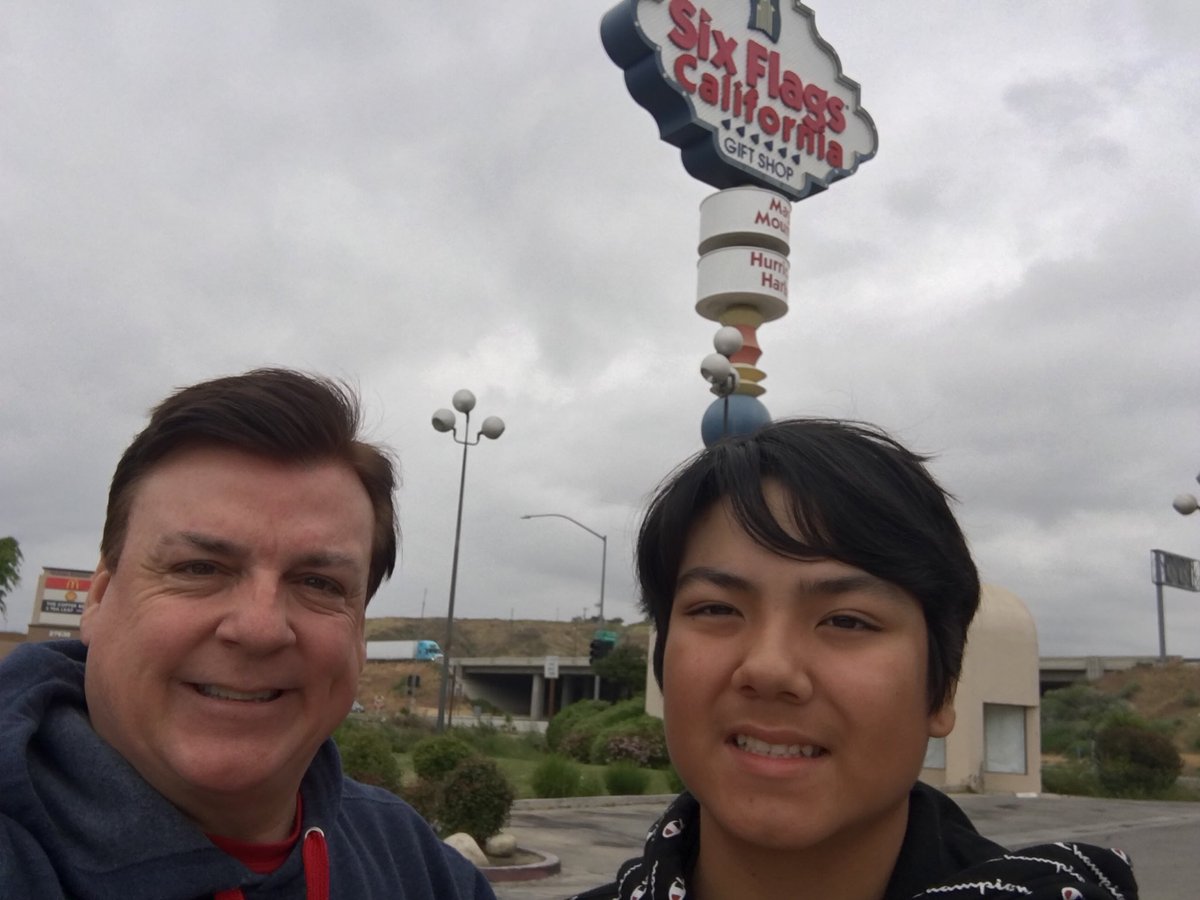 PhilBFox5's tweet photo. Here we are again!!! #sixflagsfun #magicmountain #springbreak2019 #blauerpower https://t.co/qYCdhWuFOg