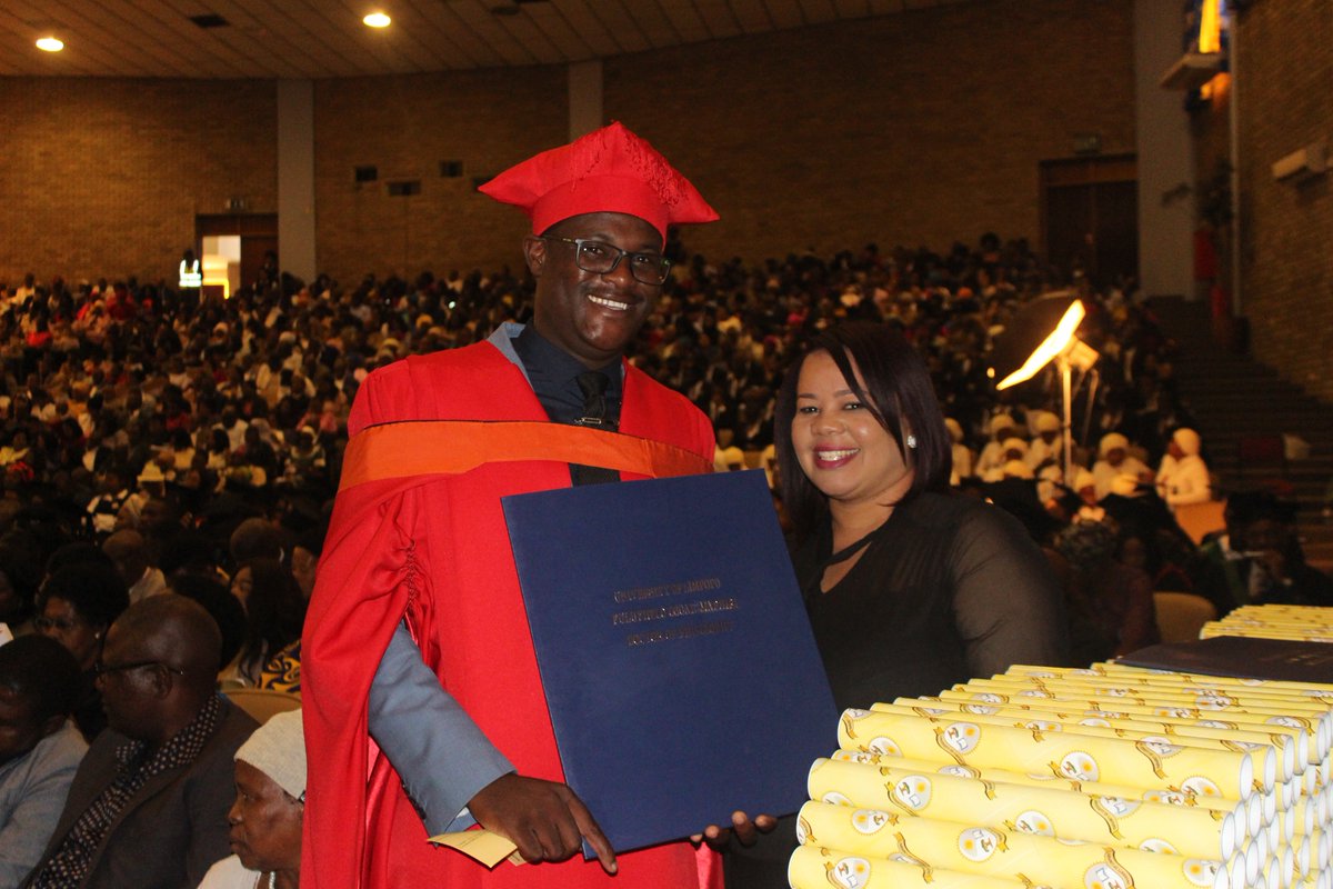 ULvarsity's tweet photo. Maphiri Fulufhelo Oscar graduate Doctor of Philosophy Discipline: Media Studies
Thesis: "An investigation into patterns of news media consumption among South African Youth."
Supervisor:Prof SO Mmusi
Co-Supervisor: Prof NC Lesame
#UlAutumnGrad2019 #ProudlyULGrad https://t.co/718gRdB8ZG