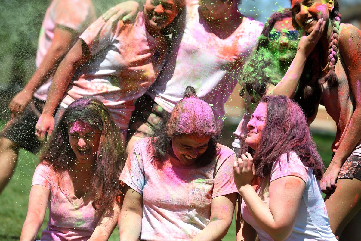 JohnsHopkins's tweet image. Bright bursts of color on our Homewood campus during the annual Hopkins #Holi celebration! 🎨🙌
More photos: hub.jhu.edu/2019/04/15/hop…