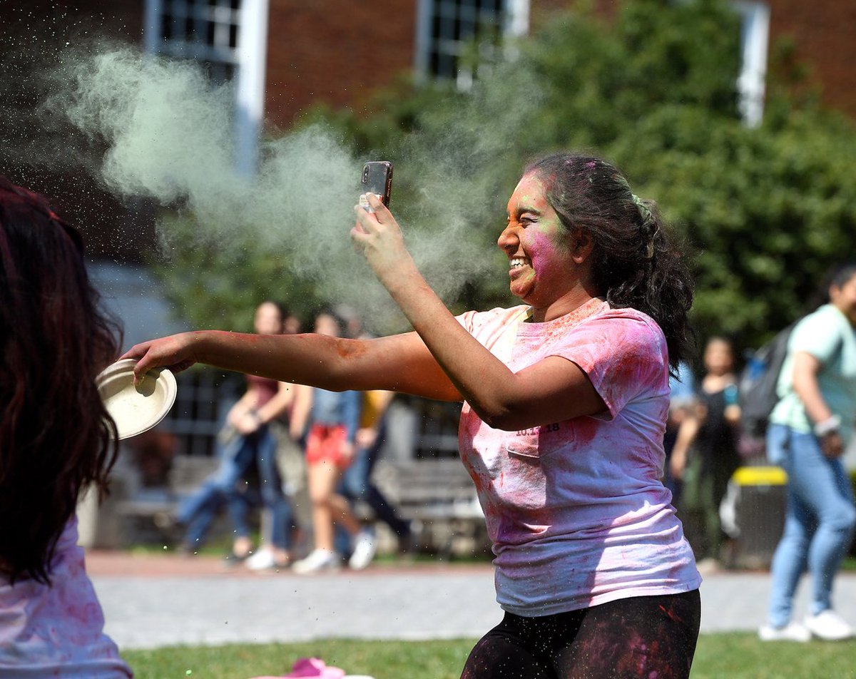 JohnsHopkins's tweet image. Bright bursts of color on our Homewood campus during the annual Hopkins #Holi celebration! 🎨🙌
More photos: hub.jhu.edu/2019/04/15/hop…