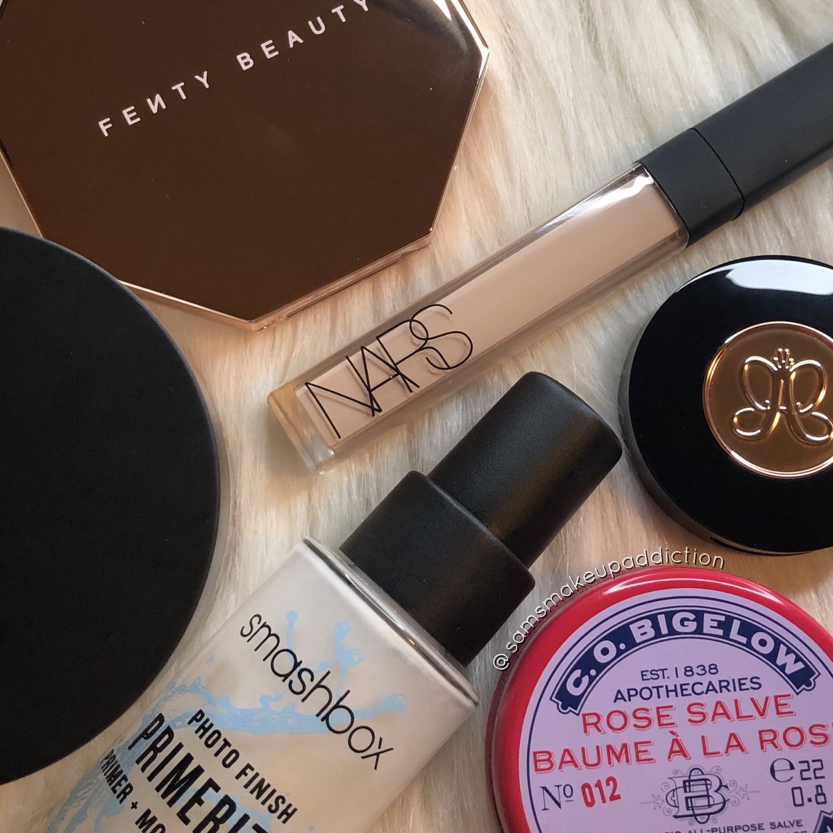 sam_k_xo's tweet photo. Everyday favs✨ #makeup #beauty #glam #sunstalkrbronzer #browpowderduo #narsconcealer #primerizer #settingpowder #salve https://t.co/tYFEkbwg0k