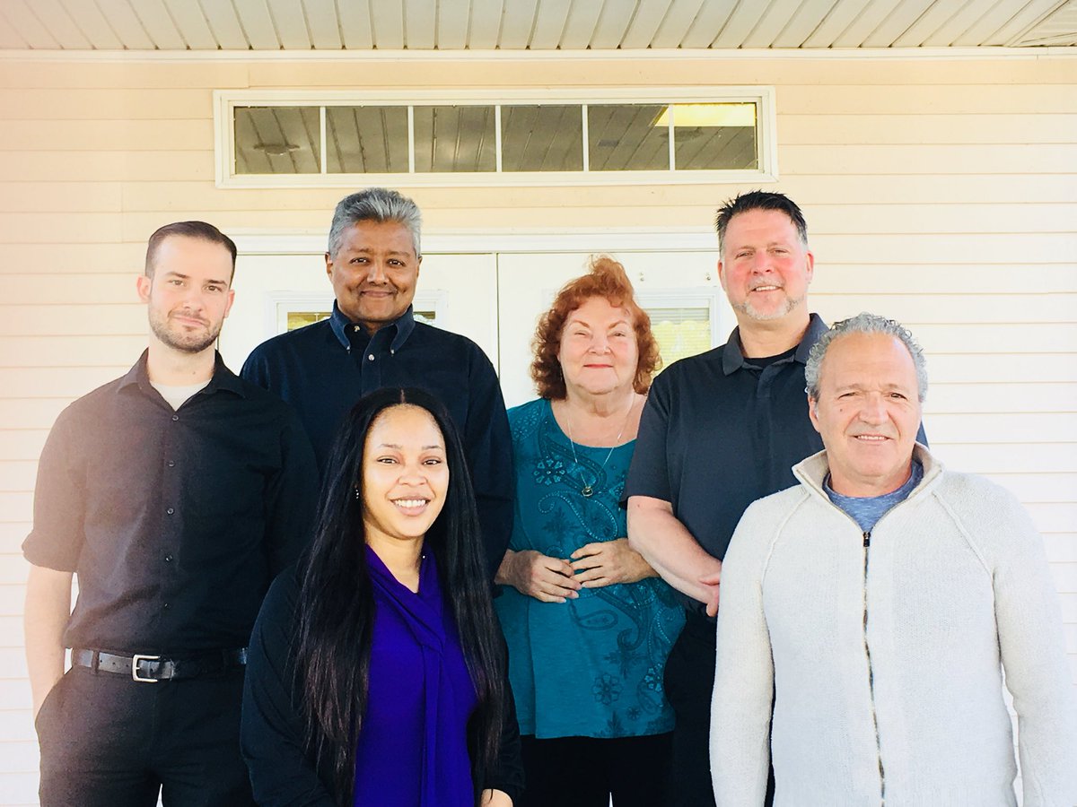 AngieCirtin's tweet photo. The sun is shining, our resort Mama Duck is preparing for her ducklings to arrive, and our Sales Center is welcoming another class of Rockstars to @diamondresorts. #SpringIsHereFinally #Missour1 #DiamondCareers https://t.co/6vD9s3X3l7