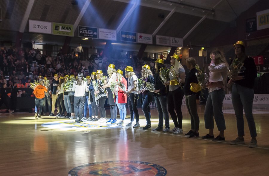 Grymma spelare och ledare som avtackades igår för fantastiska prestationer. Obesegrade under två säsonger!🙌🙌 #boråsbasketdam #basketse