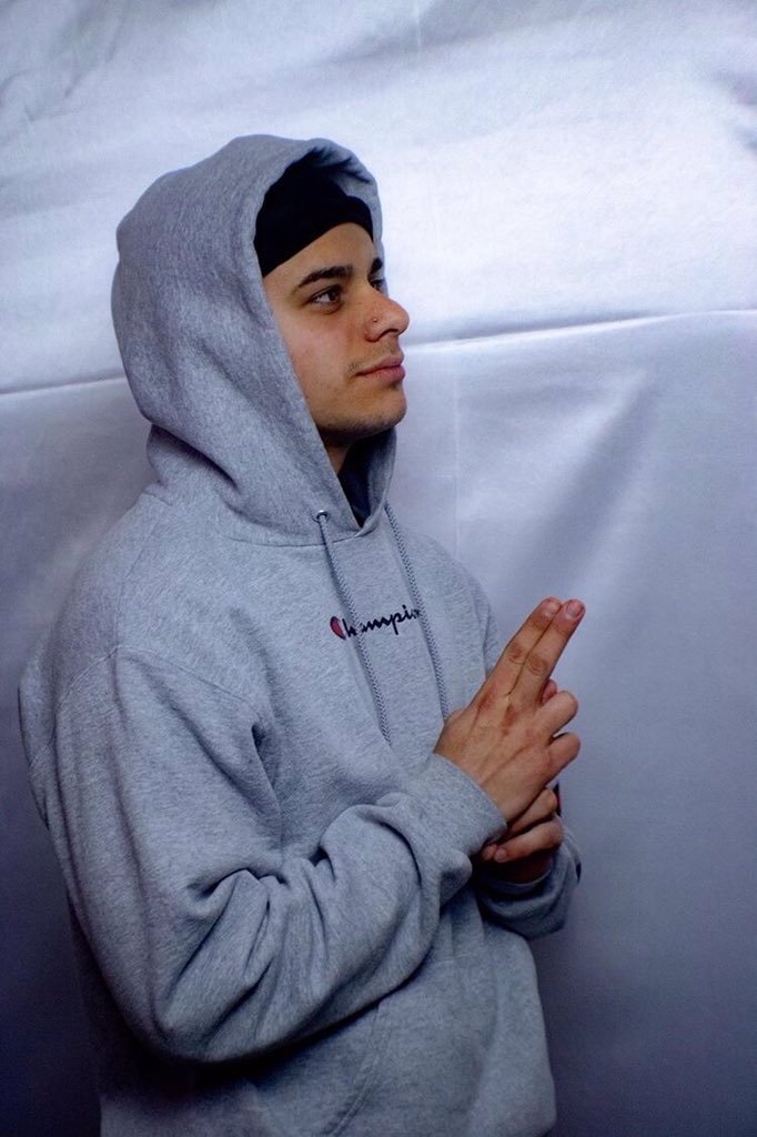 Zachie_b's tweet photo. A white boy with a du-rag and some flowers, enjoy 📸-@doufsideMACHO https://t.co/PVmV2XJb1s