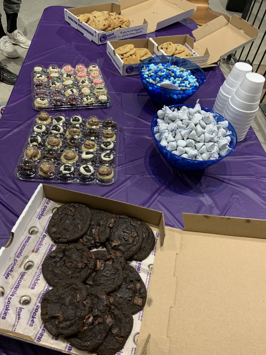 TechHackss's tweet image. Nothing beats a dessert table with custom m&m’s 😍 @MyMMscom @insomniacookies @bakedbymelissa