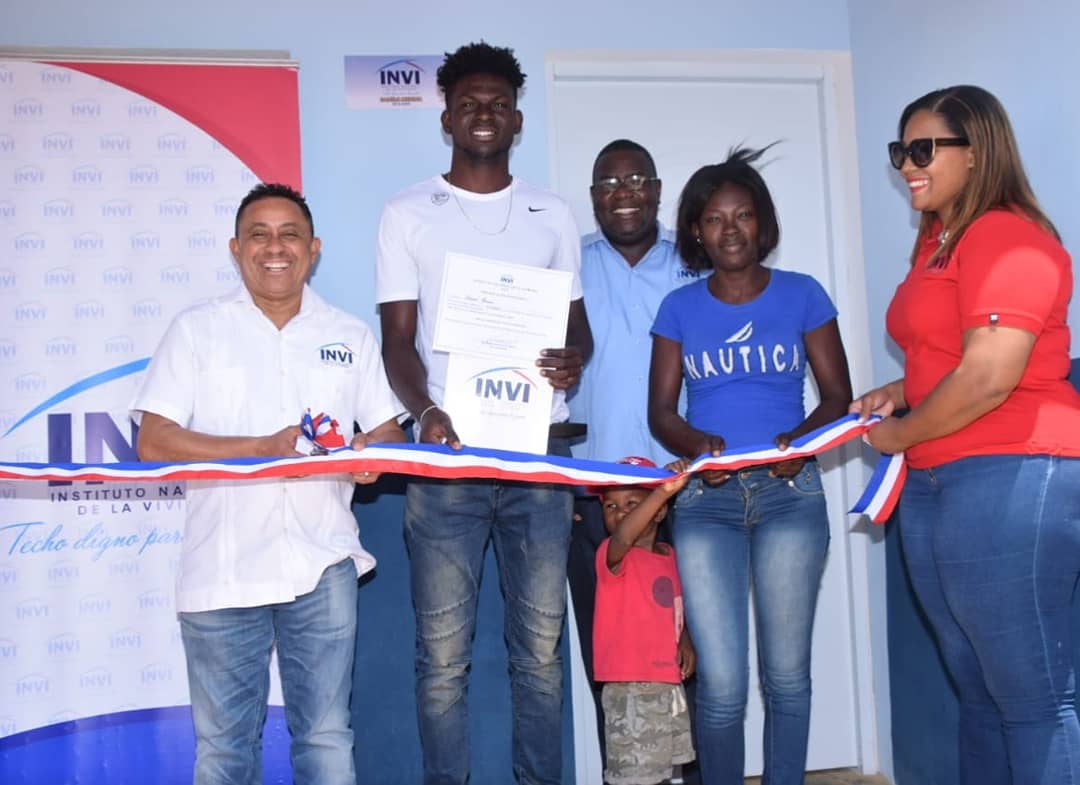 mivhed_rd's tweet photo. Hoy hacemos entrega de un #TechoDigno al atleta Leonel Bonon, medallista dominicano en los Juegos Centroamericanos y del Caribe, Barranquilla 2018.

La entrega forma parte del acuerdo interinstitucional que el #INVIRD sostiene con el @miderec_rd https://t.co/xVqVqyHdhv