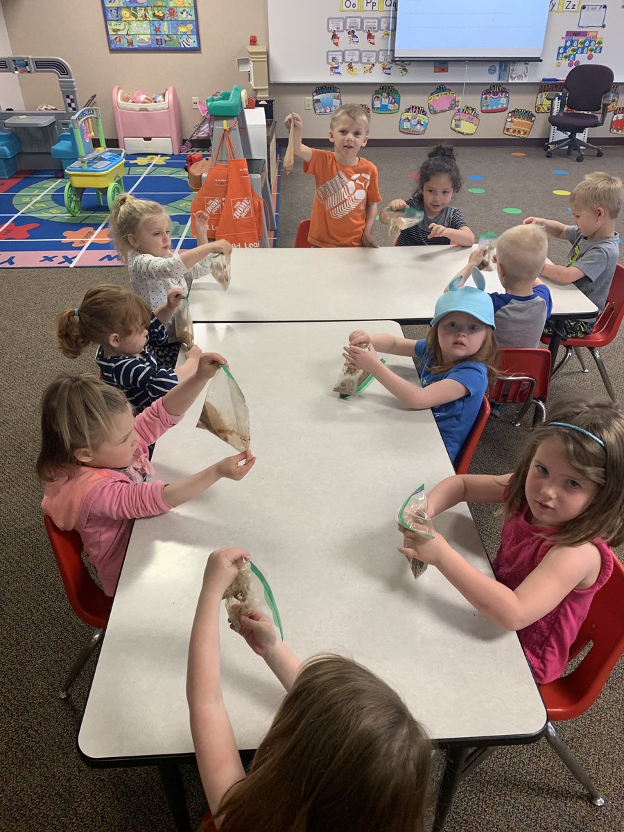 PuntneyKimberly's tweet photo. Resurrection rolls to help learn the true meaning of Easter plus they were super delicious! #thetombwasempty #EasterisforJesus @NorfolkCatholic https://t.co/doZauUI7tK