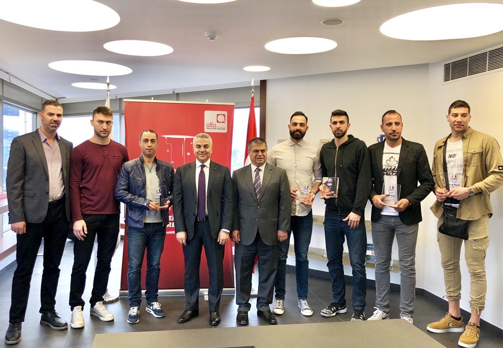 AlfaTelecom's tweet photo. أرقام قياسية ومستوى فني عالي ميّزا #دوري_ألفا_للكرة_الطائرة 🏐 ٢٠١٩.
ألفا استقبلت بشخص رئيسها التنفيذي @Marwan_Hayek اللاعبين المميزين هذه السنة وسلمتهم جوائز تقديرية. مبروك للرياضة 🇱🇧 #FLVB #AlfaSports https://t.co/v5f9qZzhm1