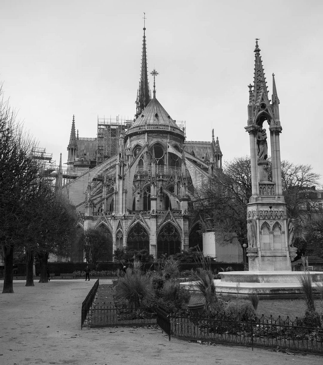 L'arrière de Notre Dame de Paris avec sa flèche.
Décembre 2018
.
.
#notredame #paris #notredamedeparis #bnw #parismaville #iloveparis #Patrimoinefrancais #patrimoine #pariszigzag  #jaimeparis #paristourisme #igersparis #igersfrance #lumixg80  #magnifiquefrance