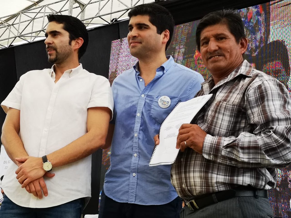 AgriculturaEc's tweet photo. El #GobiernoEnAcción trabaja con la Banca Pública para potenciar el sector productivo de Manabí y Esmeraldas. El Ministro @XavierLazoG participa junto a @ottosonnenh en la Feria de la Banca Pública donde se firmaron convenios y se exponen productos financieros. https://t.co/sXat5367C2