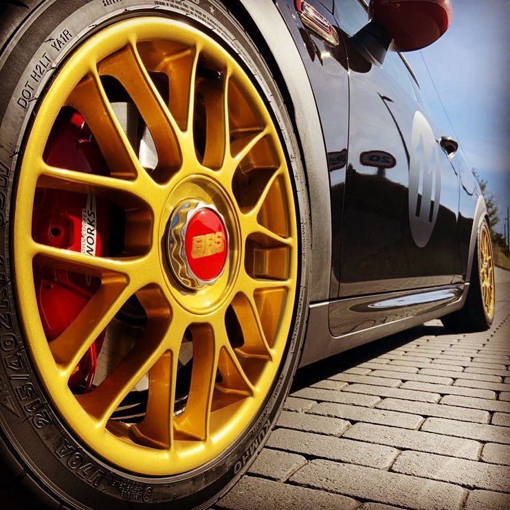 KumhoTyreUK's tweet image. Getting you there in style! The gold wheels on this stunning #MiniF56 have boosted our #TyreTuesday!