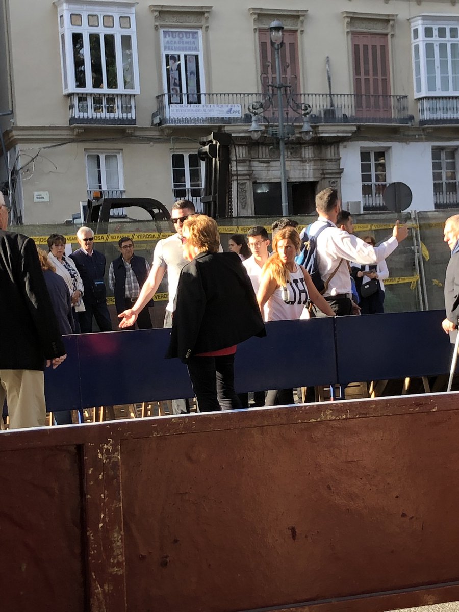 pizarrojm1973's tweet image. 19:20 de la tarde Rocio entrando ya en la alameda y todavía no han colocado las sillas #CofradíasMLG
