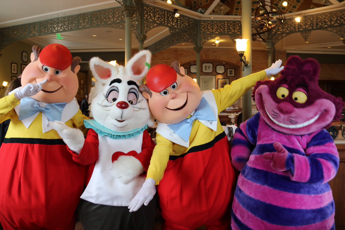 360 Of Disney Whiterabbit And Friends Are Getting Ready For Easter Dlp Disneylandparis Tweedles Cheshirecat Tweedledee Tweedledum Disneyspring Disneyeaster Aliceinwonderland ふしぎの国のアリス 白うさぎ チェシャ猫