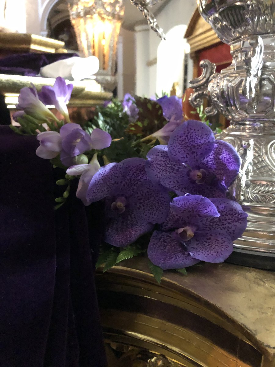 aceituneros_utr's tweet photo. Nuestro Padre Jesús Atado a la Columna ya preparado para la Estación de Penitencia de mañana #MiercolesSanto. Composición floral compuesta por orquideas, allium, frecsias y helecho #aceitunerosdeutrera https://t.co/djPH9SlxWs