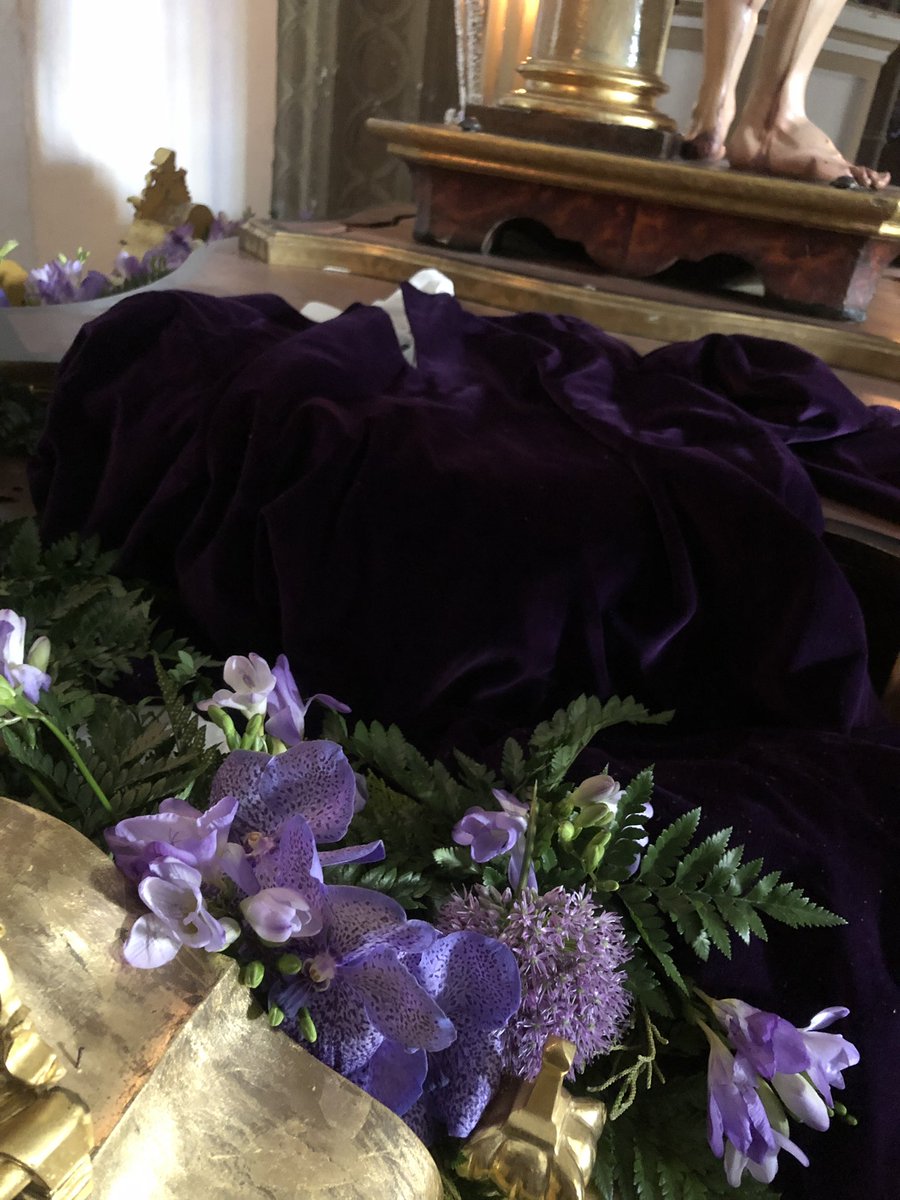 aceituneros_utr's tweet photo. Nuestro Padre Jesús Atado a la Columna ya preparado para la Estación de Penitencia de mañana #MiercolesSanto. Composición floral compuesta por orquideas, allium, frecsias y helecho #aceitunerosdeutrera https://t.co/djPH9SlxWs