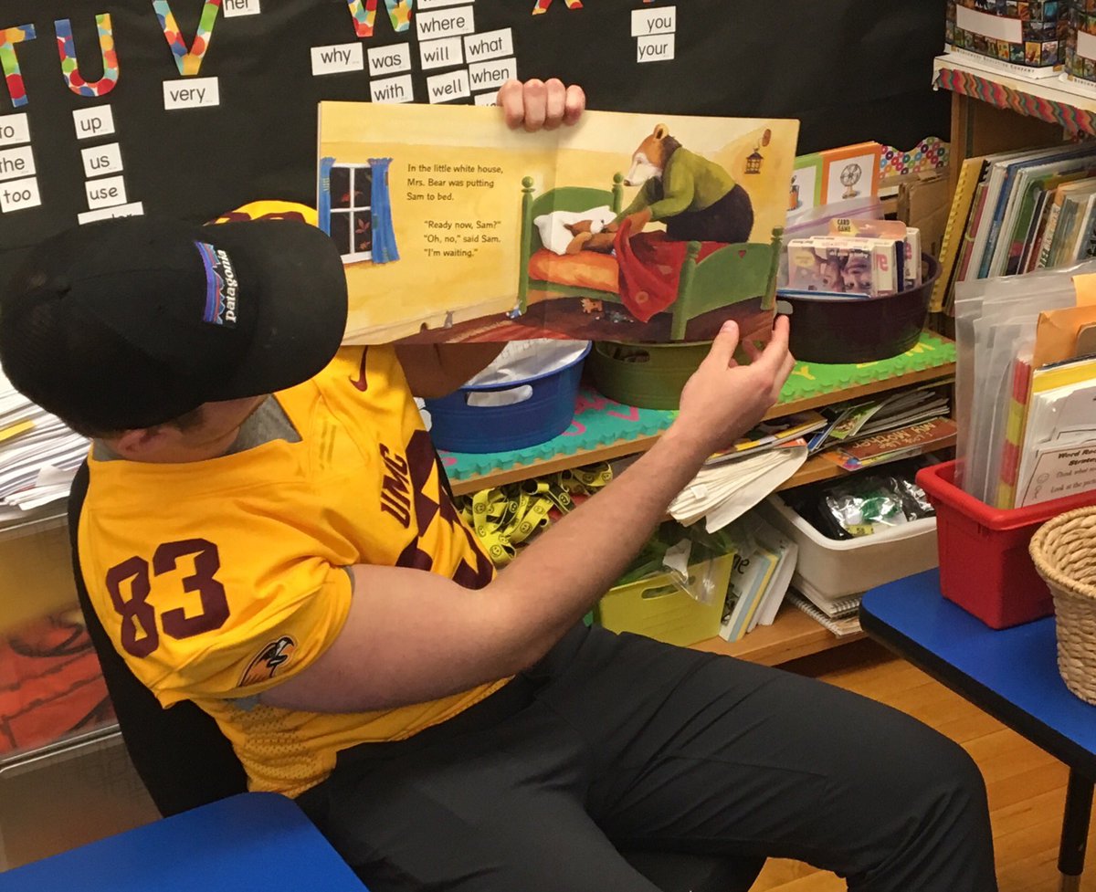 HottleJared's tweet photo. Had a great time getting out and reading at the elementary school to some future golden eagles! #SoaringTwenties #service #ReadKeys #ReadOption #Lit(erary) https://t.co/JbWDJWy7YT